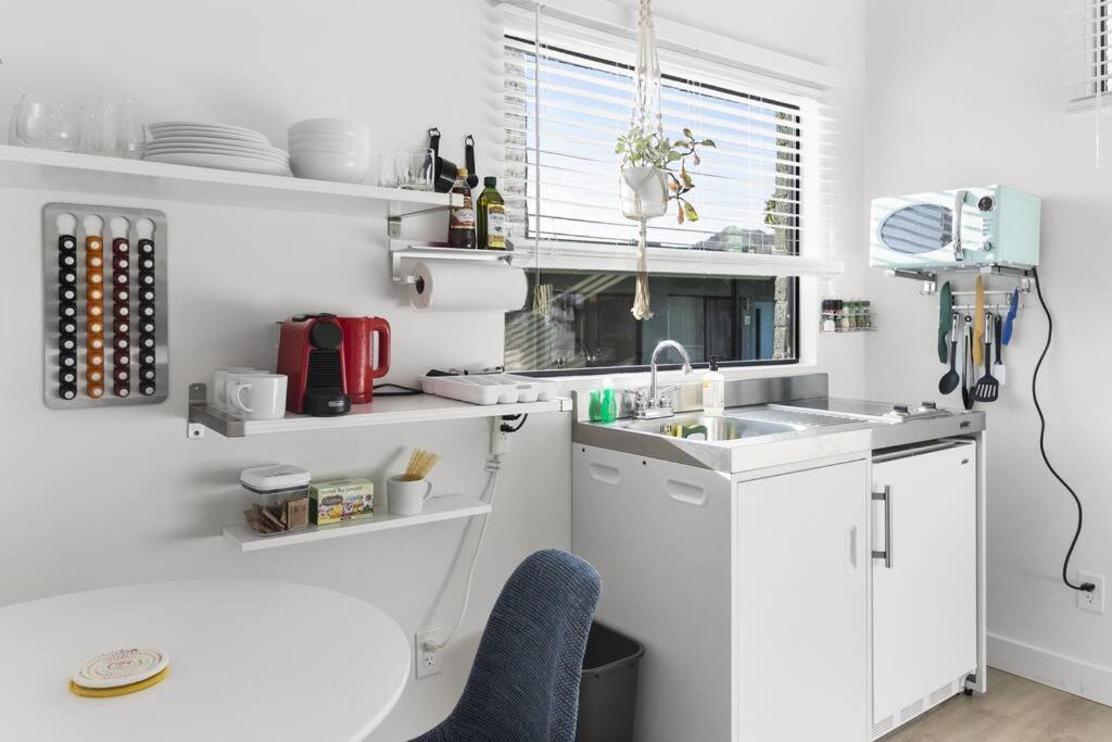 Micro Studio With Balcony & Pool View - Walk To Ot สก็อตส์เดล ภายนอก รูปภาพ
